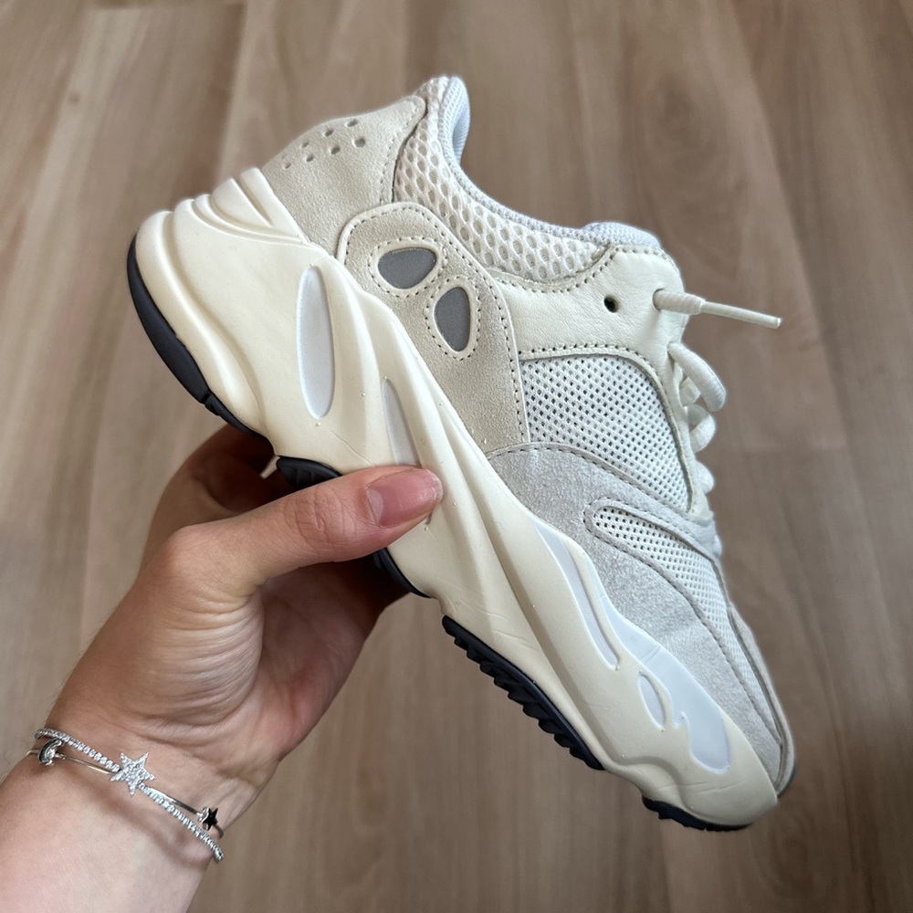Yeezy boost 700 analog